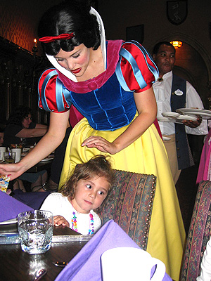  GIANNA MEETS SNOW WHITE