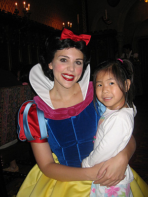 ANNA MEETS SNOW WHITE 